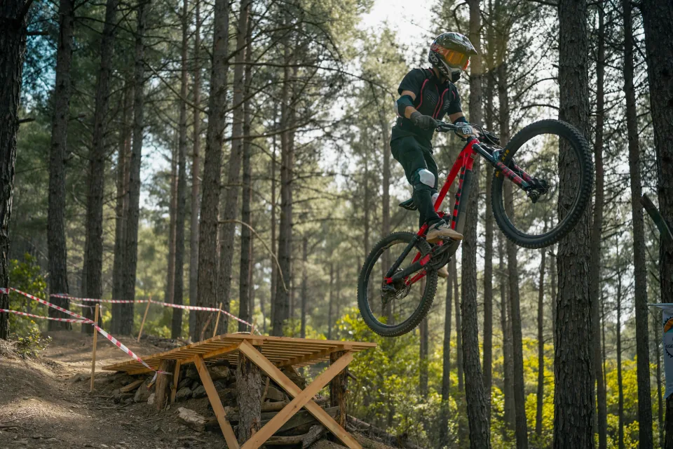 Çatalkaya Downhill Festivali’nde ahşap rampadan atlayan bisikletçi